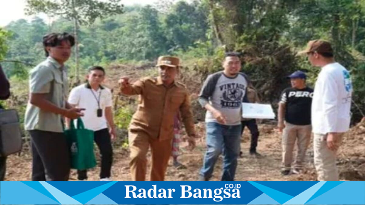 Bupati Bangkalan Lukman Hakim meninjau progres pembangunan Sekolah Rakyat di Desa Katol Barat, Kecamatan Geger. Selasa, 9 Juni 2026. (Foto Dok Ho/RadarBangsa.co.id)