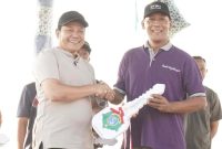 Bupati Sidoarjo H. Subandi menyerahkan bantuan traktor kepada Gapoktan di Kecamatan Tulangan, Jumat, 26 Juni 2026. (Foto Dok Ho/RadarBangsa.co.id)