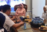 Wakil Bupati Sidoarjo Mimik Idayana berdialog dengan jajaran HIPMI Kabupaten Sidoarjo membahas kolaborasi penguatan ekonomi daerah, Kamis (25/6/2026). (Foto Dok Ho/RadarBangsa.co.id)