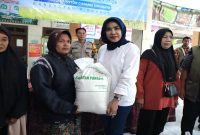 Wakil Bupati Sidoarjo Hj. Mimik Idayana menyerahkan bantuan pangan kepada warga Desa Gelam dan Desa Balonggabus, Kecamatan Candi. Jumat, 12 Juni 2026   (Foto Dok Ho/RadarBangsa.co.id)