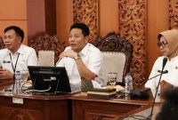 Bupati Sidoarjo Subandi memimpin rapat percepatan pembangunan infrastruktur dengan fokus pada perbaikan jalan dan penanganan banjir. Rabu, 10 Juni 2026 (Foto Dok Ho/RadarBangsa.co.id)