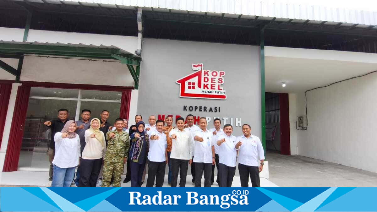 Tenaga Ahli Utama Deputi V Kantor Staf Presiden Letjen TNI (Purn) Arif Rahman bersama Bupati Sidoarjo H. Subandi meninjau Koperasi Merah Putih di Sidoarjo. Jumat, 12 Juni 2026 (Foto Dok Ho/RadarBangsa.co.id)