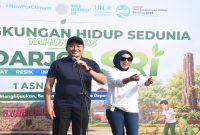 Bupati Sidoarjo H. Subandi bersama Wakil Bupati Hj. Mimik Idayana memimpin gerakan tanam pohon program Sidoarjo Asri di Taman Flyover Djuanda Aloha. Jumat, 12 Juni 2026   (Foto Dok Ho/RadarBangsa.co.id)