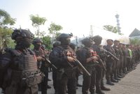 Anggota  gabungan dari Polri, TNI, Satpol PP, Dishub, dan unsur pendukung mengikuti apel pengamanan pengesahan warga baru PSHT Cabang Lamongan di Alun-Alun Kabupaten Lamongan, Kamis (18/6/2026). (Foto Dok Ho/RadarBangsa.co.id)