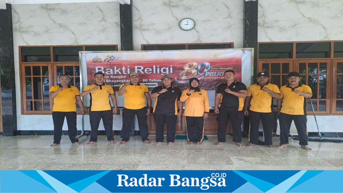 Personel Polsek Tikung melaksanakan Gerakan Indonesia Asri dan Bhakti Religi di Mapolsek Tikung dan Masjid Jami Darul Muttaqin, Minggu (21/6/2026). (Foto Dok Ho/RadarBangsa.co.id)