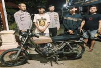 Petugas Polsek Kedungpring Polres Lamongan saat mengamankan dua pelaku pencurian motor di Desa Blawirejo, Kecamatan Kedungpring, Minggu (21/6). (Foto Dok Ho/RadarBangsa.co.id)