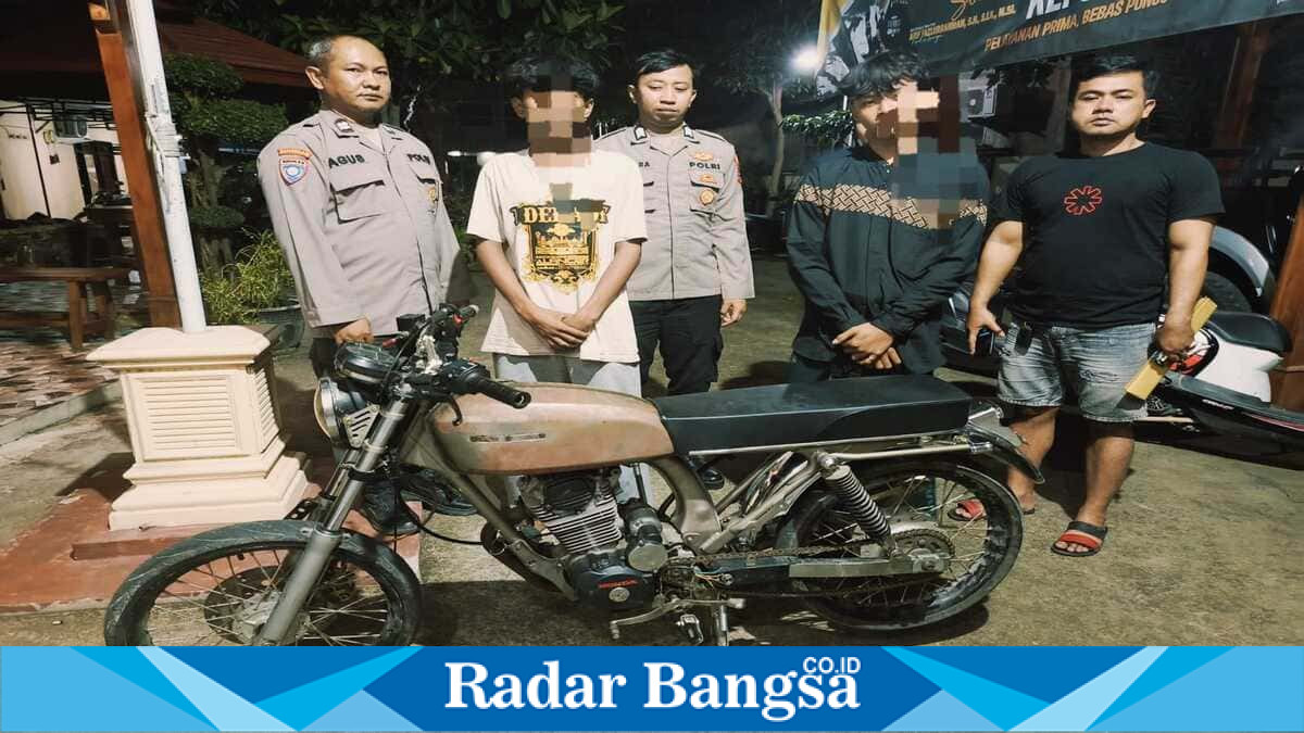 Petugas Polsek Kedungpring Polres Lamongan saat mengamankan dua pelaku pencurian motor di Desa Blawirejo, Kecamatan Kedungpring, Minggu (21/6). (Foto Dok Ho/RadarBangsa.co.id)