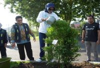 Wakil Bupati Sidoarjo Hj. Mimik Idayana memimpin penanaman 1.300 pohon pucuk merah di 12 taman pada Jumat, 26 Juni 2026. (Foto Dok Ho/RadarBangsa.co.id)