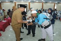 Wakil Bupati Asahan Rianto menyambut kepulangan jamaah haji Kloter 7 di Asrama Haji Medan. Selasa, 9 Juni 2026 (Foto Dok Ho/RadarBangsa.co.id)
