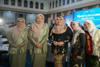 (Tengah) Anggota DPD RI Lia Istifhama menghadiri wisuda siswa SMP Khadijah Surabaya di Ruang Marwah Masjid Akbar Surabaya, Kamis (18/6/2026). (Foto Dok Ho/RadarBangsa.co.id)