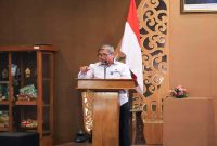 Direktur Jenderal Binapenta dan PKK Kemnaker menyerahkan bantuan iuran BPJS Ketenagakerjaan kepada perwakilan Tenaga Kerja Mandiri Pemula di Jakarta, Senin (27/7/2026). (Foto Dok Ho/RadarBangsa.co.id)