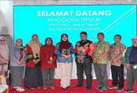 Anggota DPD RI Lia Istifhama saat berdiskusi dengan jajaran Pemkab Sumenep terkait usulan Kabupaten Sumenep Kepulauan, Sabtu (25/7/2026). (Foto Dok Ho/RadarBangsa.co.id)