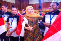 Gubernur Khofifah Indar Parawansa memberikan pembekalan kepada 152 peserta Program ADEM Papua 2026 di Hotel Aria Gajayana, Kota Malang, Sabtu (11/7/2026). (Foto Dok Ho/RadarBangsa.co.id)