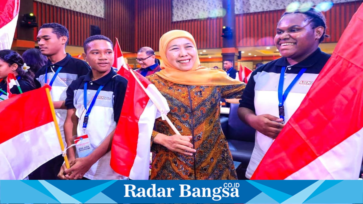 Gubernur Khofifah Indar Parawansa memberikan pembekalan kepada 152 peserta Program ADEM Papua 2026 di Hotel Aria Gajayana, Kota Malang, Sabtu (11/7/2026). (Foto Dok Ho/RadarBangsa.co.id)