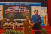 Narasumber dari BKPSDM Kabupaten Jember menyampaikan materi dalam Bimtek Pemutakhiran Data dan Digitalisasi Tata Kelola Data GTK yang digelar Disdik Jember di Hotel Luminor Jember, Selasa (28/7/2026). (Foto Dok Ho/RadarBangsa.co.id)
