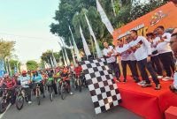 Sekitar 5.000 peserta dari berbagai daerah di Jawa Timur mengikuti Bhayangkara Fun Bike 2026 di Alun-Alun Lamongan, Sabtu (11/7/2026). (Foto Dok Ho/RadarBangsa.co.id)