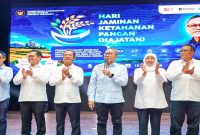 Gubernur Jawa Timur Khofifah Indar Parawansa bersama Menko Pangan RI Zulkifli Hasan membagikan bantuan sembako kepada ojol dan warga rentan di Gresik, Rabu (15/7). (Foto Dok Ho/RadarBangsa.co.id)