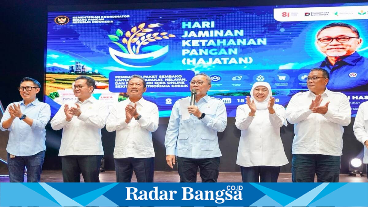 Gubernur Jawa Timur Khofifah Indar Parawansa bersama Menko Pangan RI Zulkifli Hasan membagikan bantuan sembako kepada ojol dan warga rentan di Gresik, Rabu (15/7). (Foto Dok Ho/RadarBangsa.co.id)