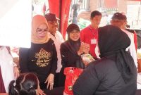 Warga berburu kebutuhan pokok saat Gebyar Pasar Rakyat KDMP di Alun-alun Sidoarjo, Minggu (19/7/2026). (Foto Dok Ho/RadarBangsa.co.id)