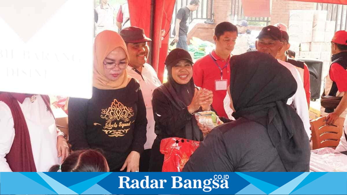 Warga berburu kebutuhan pokok saat Gebyar Pasar Rakyat KDMP di Alun-alun Sidoarjo, Minggu (19/7/2026). (Foto Dok Ho/RadarBangsa.co.id)