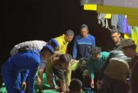 Petugas Satpolairud Polres Lamongan mengevakuasi jenazah ABK KMN Mitra Usaha setibanya di Pelabuhan PPN Brondong, Rabu (8/7/2026). (Foto Dok Ho/RadarBangsa.co.id)