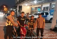 Polsek Tikung menyerahkan dua motor hasil penindakan dugaan balap liar berdasarkan laporan Hotline 110 ke Polres Lamongan, Jumat (17/7/2026). (Foto Dok Ho/RadarBangsa.co.id)
