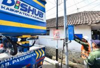 Petugas Dishub Kabupaten Pasuruan melakukan perbaikan PJU di Desa Curahrejo, Kecamatan Sukorejo, Rabu (8/7/2026), sebagai tindak lanjut laporan masyarakat. (Foto Dok Ho/RadarBangsa.co.id)