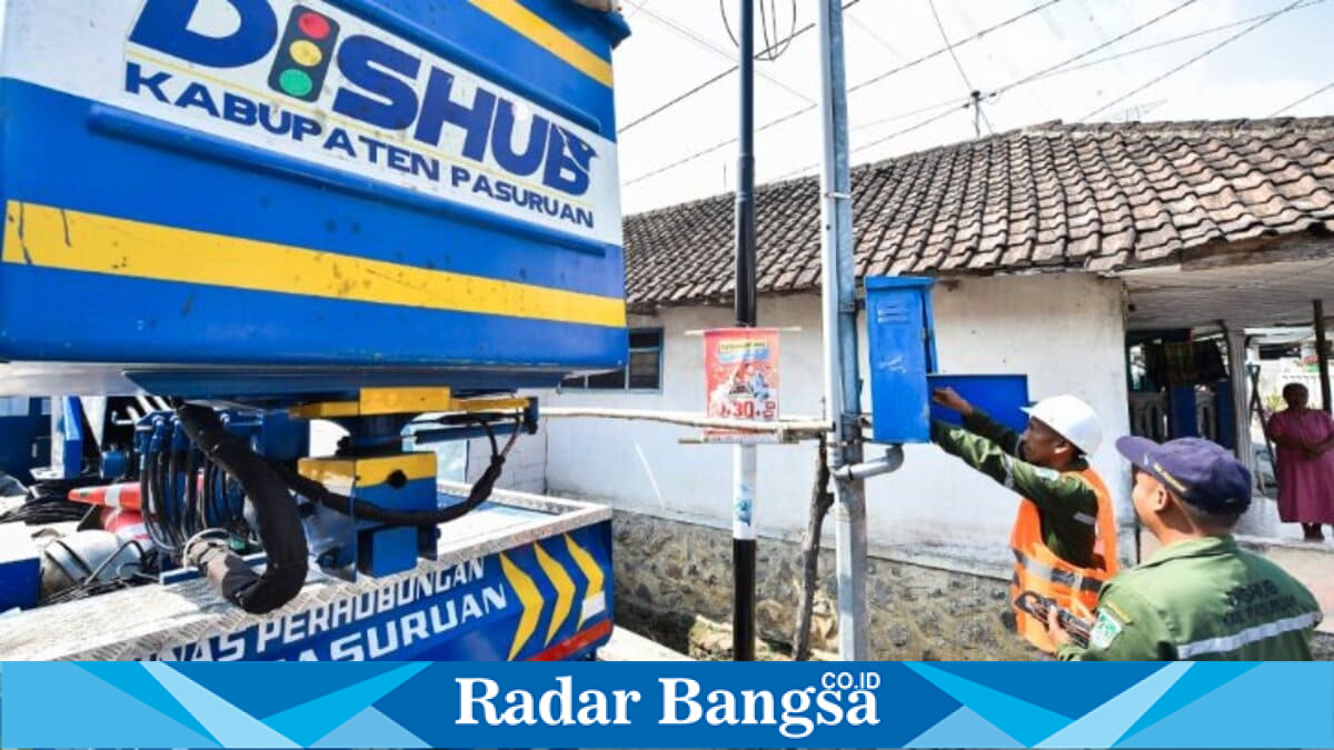 Petugas Dishub Kabupaten Pasuruan melakukan perbaikan PJU di Desa Curahrejo, Kecamatan Sukorejo, Rabu (8/7/2026), sebagai tindak lanjut laporan masyarakat. (Foto Dok Ho/RadarBangsa.co.id)
