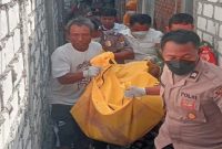Kapolsek Modo AKP Witono Hariadi bersama anggota membantu evakuasi warga yang ditemukan meninggal dunia di rumahnya, Senin (20/7/2026). (Foto Dok Ho/RadarBangsa.co.id)