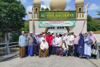 Pertemuan rekonsiliasi antara tvOne dan Pondok Pesantren Al-Ishlahuddiny di Lombok Barat, Minggu (19/7). (Foto Dok Ho/RadarBangsa.co.id)