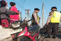 Petugas melakukan penanganan kecelakaan sepeda motor tertabrak kereta api di Perlintasan Kokrosono, Semarang, Senin (20/7/2026). (Foto Dok Ho/RadarBangsa.co.id)