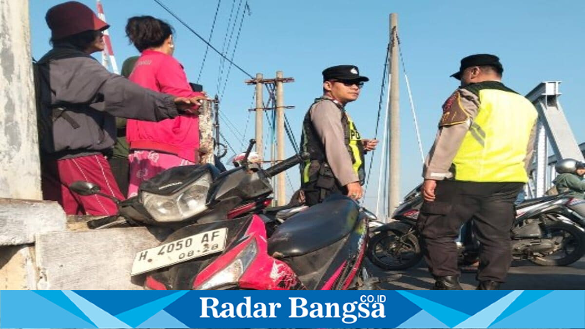 Petugas melakukan penanganan kecelakaan sepeda motor tertabrak kereta api di Perlintasan Kokrosono, Semarang, Senin (20/7/2026). (Foto Dok Ho/RadarBangsa.co.id)