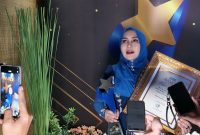 Anggota DPD RI asal Jawa Timur, Lia Istifhama, menerima penghargaan Tokoh Politik Idola Gen Z dalam ajang Radar Surabaya Award 2026 di Vasa Hotel Surabaya, Kamis (30/7/2026). (Foto Dok Ho/RadarBangsa.co.id)