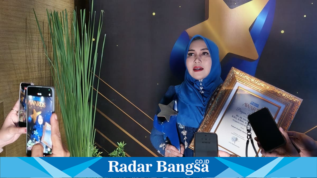 Anggota DPD RI asal Jawa Timur, Lia Istifhama, menerima penghargaan Tokoh Politik Idola Gen Z dalam ajang Radar Surabaya Award 2026 di Vasa Hotel Surabaya, Kamis (30/7/2026). (Foto Dok Ho/RadarBangsa.co.id)