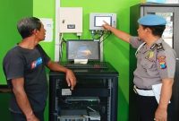 Petugas Polsek Tikung melakukan monitoring stok BBM di SPBU Pertamina 54.622.23 Tikung, Senin (13/7/2026). (Foto Dok Ho/RadarBangsa.co.id)