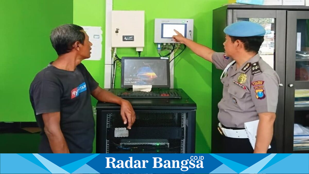 Petugas Polsek Tikung melakukan monitoring stok BBM di SPBU Pertamina 54.622.23 Tikung, Senin (13/7/2026). (Foto Dok Ho/RadarBangsa.co.id)