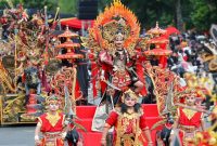 Ratusan talent menampilkan kostum bertema Perang Bayu dalam Banyuwangi Ethno Carnival 2026, Sabtu (18/7/2026). (Foto Dok Ho/RadarBangsa.co.id)