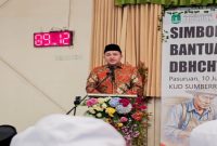 Bupati Pasuruan Rusdi Sutejo menyerahkan secara simbolis BLT DBHCHT 2026 kepada pekerja industri tembakau di Kecamatan Sukorejo, Kamis (10/7/2026). (Foto Dok Ho/RadarBangsa.co.id)
