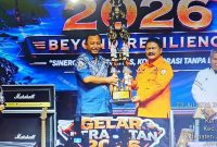 BPBD Kabupaten Jember menerima piala Juara Umum Logpal PB Jawa Timur 2026 di Pantai Pancer Door, Pacitan, 23 Juli 2026. (Foto Dok Ho/RadarBangsa.co.id)
