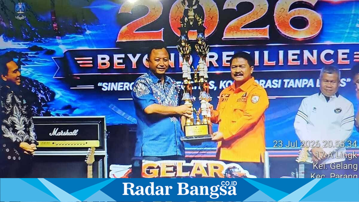 BPBD Kabupaten Jember menerima piala Juara Umum Logpal PB Jawa Timur 2026 di Pantai Pancer Door, Pacitan, 23 Juli 2026. (Foto Dok Ho/RadarBangsa.co.id)