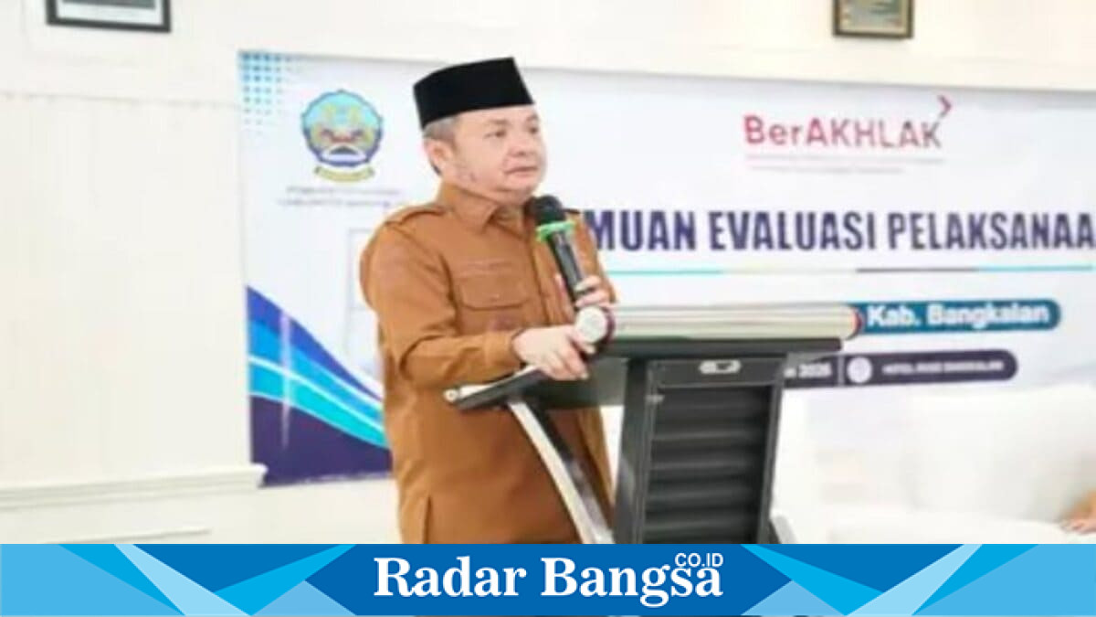 Wakil Bupati Bangkalan Moh. Fauzan Ja'far membuka Pertemuan Evaluasi Pelaksanaan dan Capaian Program Pemeriksaan Kesehatan Gratis (PKG) di Aula Hotel Roos, Bangkalan, Selasa (14/7/2026). (Foto Dok Ho/RadarBangsa.co.id)