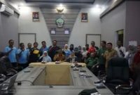 Sekda Bangkalan memimpin rapat koordinasi persiapan Evaluasi Kinerja Pemerintahan Digital Tahun 2026 di Command Center Diskominfo, Selasa (21/7/2026). (Foto Dok Ho/RadarBangsa.co.id)