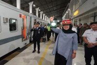 Bupati Banyuwangi Ipuk Fiestiandani meninjau aktivitas penumpang di Stasiun Banyuwangi Kota. KAI Daop 9 mencatat Banyuwangi menjadi wilayah dengan jumlah penumpang kereta tertinggi pada Semester I 2026 seiring pertumbuhan sektor pariwisata. (Foto Dok Ho/RadarBangsa.co.id)