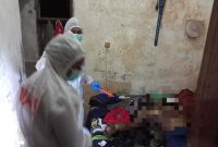 Petugas Polres Lamongan melakukan olah TKP di rumah warga yang ditemukan meninggal dunia di Desa Plosowahyu, Kecamatan Lamongan, Jumat (10/7/2026). (Foto Dok Ho/RadarBangsa.co.id)