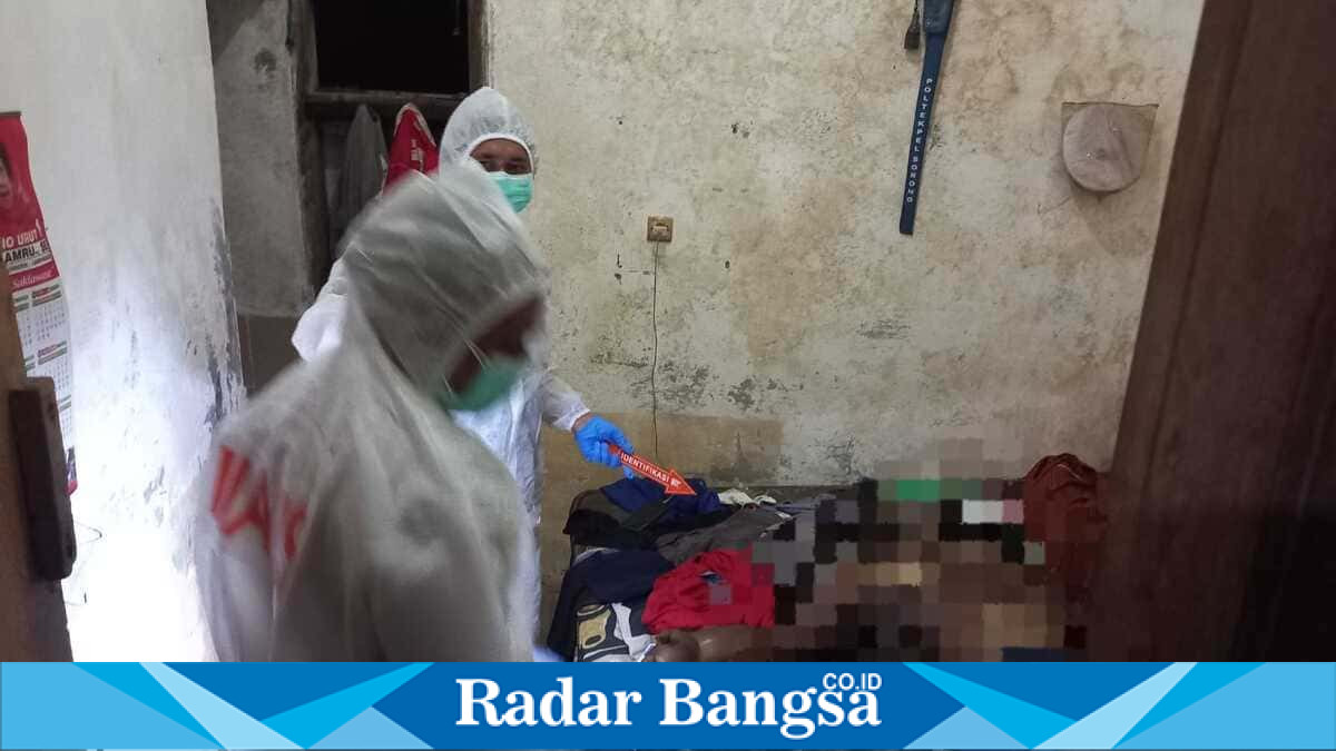 Petugas Polres Lamongan melakukan olah TKP di rumah warga yang ditemukan meninggal dunia di Desa Plosowahyu, Kecamatan Lamongan, Jumat (10/7/2026). (Foto Dok Ho/RadarBangsa.co.id)
