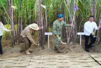 KASAU Marsekal TNI Mohamad Tonny Harjono bersama Anggota DPD RI asal Jawa Timur Lia Istifhama menghadiri panen raya tebu dan Deklarasi Pengukuhan KASAU sebagai Ketua Dewan Penasihat APTRI di Jember, Jumat (10/7/2026). (Foto Dok Ho/RadarBangsa.co.id)