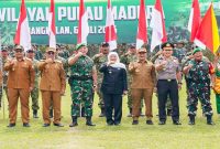 Gubernur Jawa Timur, Pangdam V/Brawijaya, dan Bupati Bangkalan membuka Program Bhakti TNI AD 2026 di Alun-Alun Bangkalan, Senin (6/7/2026). (Foto Dok Ho/RadarBangsa.co.id)
