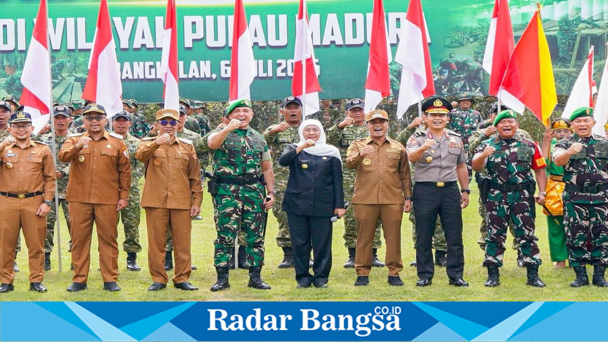 Gubernur Jawa Timur, Pangdam V/Brawijaya, dan Bupati Bangkalan membuka Program Bhakti TNI AD 2026 di Alun-Alun Bangkalan, Senin (6/7/2026). (Foto Dok Ho/RadarBangsa.co.id)