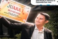 Putra Kebudayaan Jawa Timur 2026 asal Kabupaten Probolinggo, Ibnus Shabil, memperlihatkan salah satu penghargaan yang diraihnya di bidang sastra. (Foto Dok Ho/RadarBangsa.co.id)