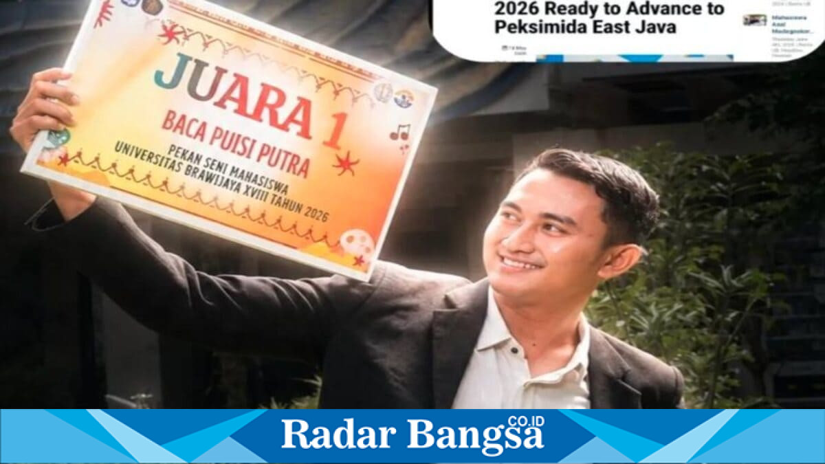 Putra Kebudayaan Jawa Timur 2026 asal Kabupaten Probolinggo, Ibnus Shabil, memperlihatkan salah satu penghargaan yang diraihnya di bidang sastra. (Foto Dok Ho/RadarBangsa.co.id)